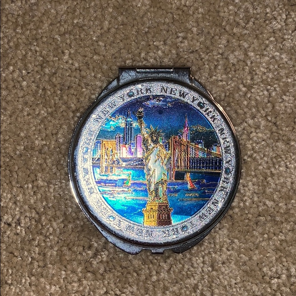 Unique hand compact